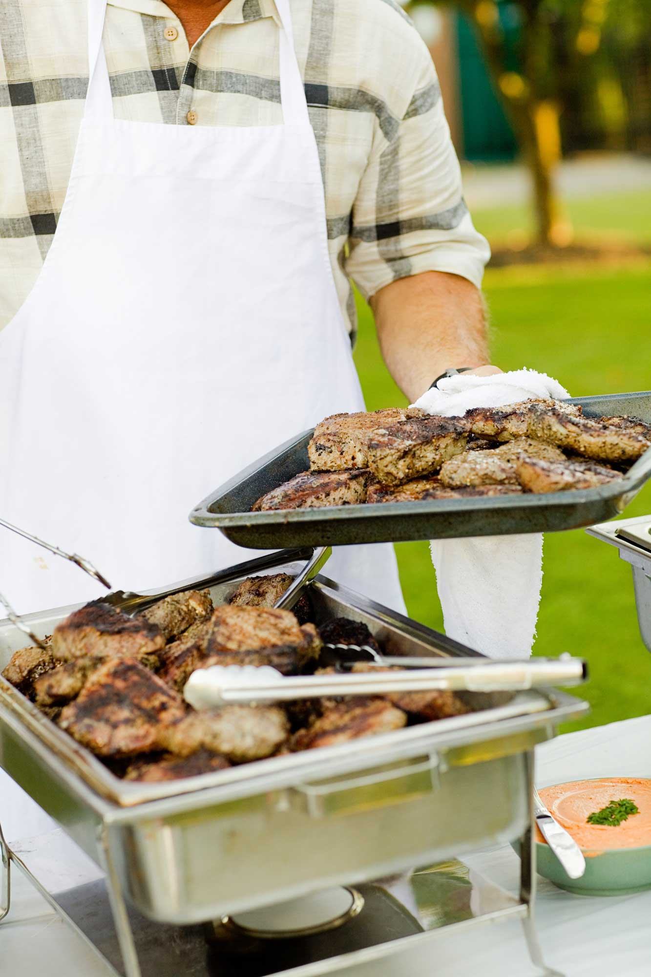 Warme Speisen werden für ein Buffet angerichtet