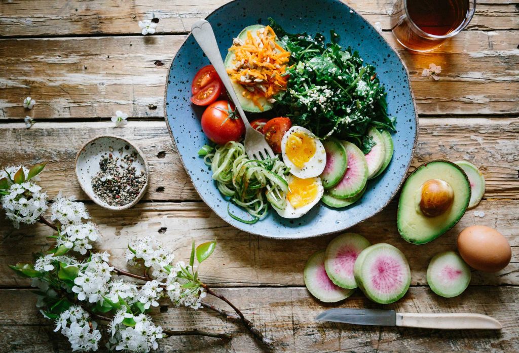 Ein angerichtetes Mittagessen mit frischem Gemüse